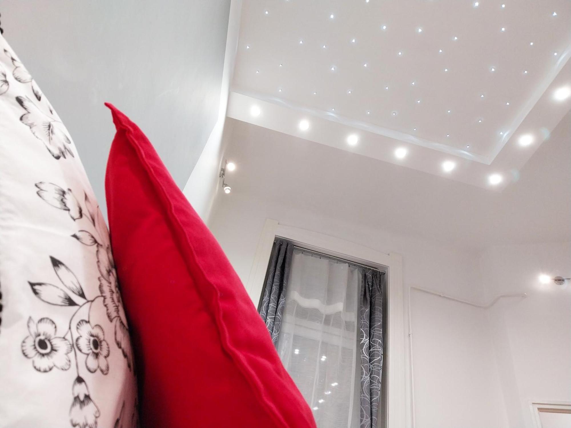 King Bed And Magical Lights In The Center Apartman Budapest