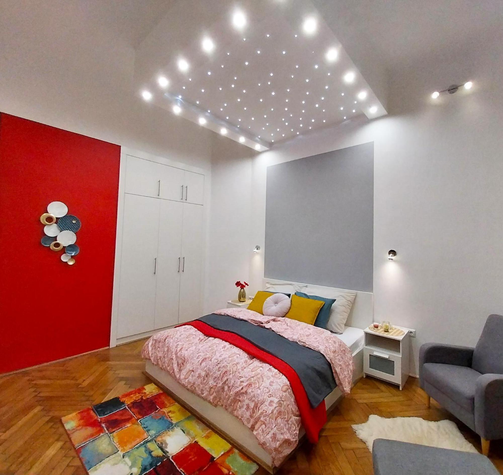King Bed And Magical Lights In The Center * Budapeste