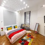 King Bed & Cozy Lighting, Free Wifi In Budapest